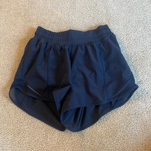 Hottie hot lululemon shorts.